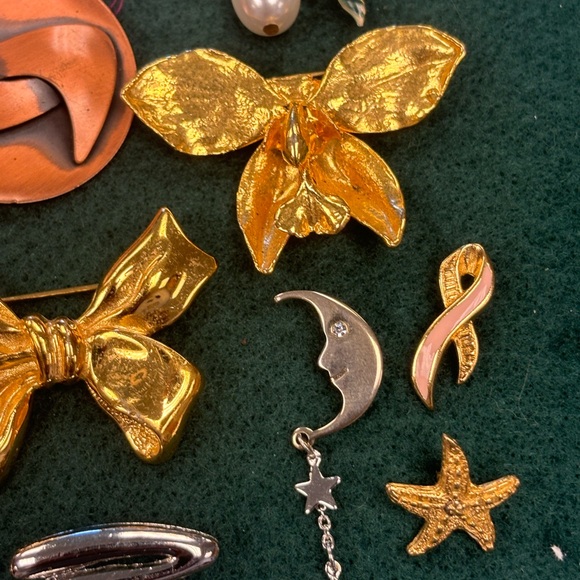 50 costume pins. - Picture 8 of 10